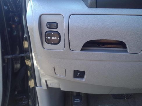 Used 2011 Toyota Camry XLE image 16