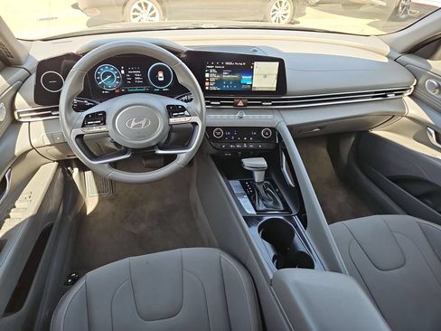 Used 2025 Hyundai Elantra SEL FWD image 26