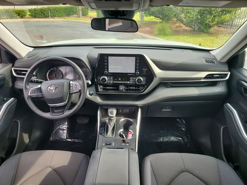 Used 2022 Toyota Highlander LE FWD image 15