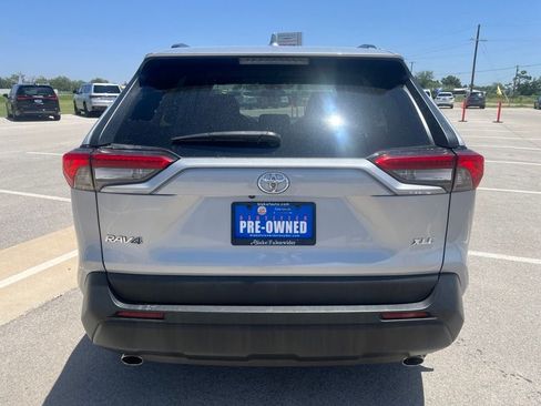 Used 2021 Toyota RAV4 XLE w/ Convenience Package FWD image 4