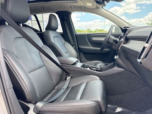 Certified 2025 Volvo XC40 B5 Plus AWD/4WD image 27