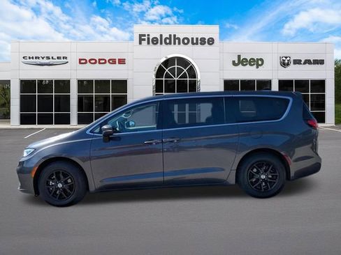 Used 2023 Chrysler Pacifica Touring-L image 16