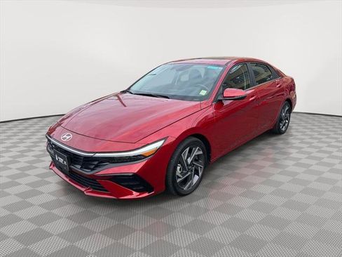 Certified 2025 Hyundai Elantra Limited image 3