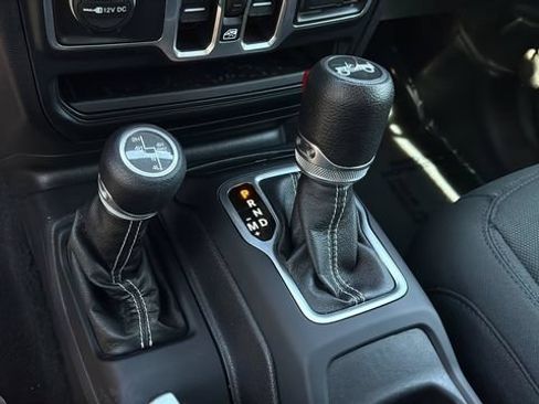 Used 2018 Jeep Wrangler Unlimited Sahara AWD/4WD image 29