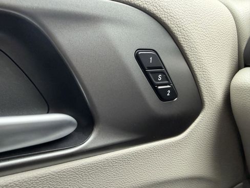 Used 2024 Chrysler Pacifica Touring-L image 10