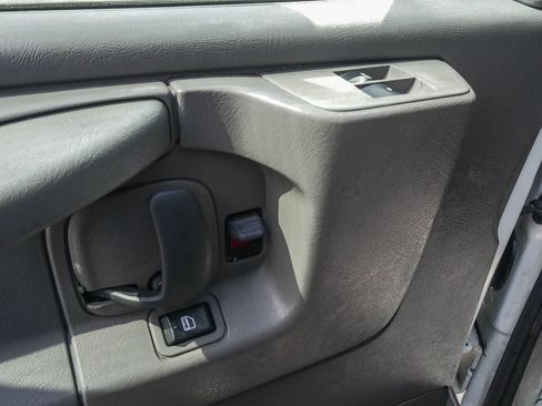 Used 2014 Chevrolet Express 2500 RWD image 15