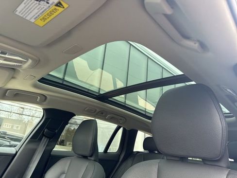 Certified 2025 Volvo V60 B5 Cross Country Plus AWD/4WD image 19