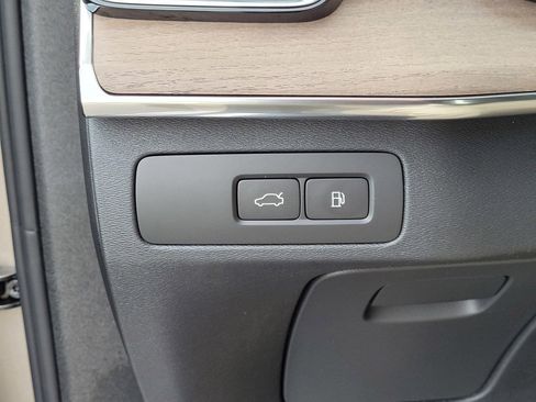 Certified 2025 Volvo XC90 T8 Plus image 18