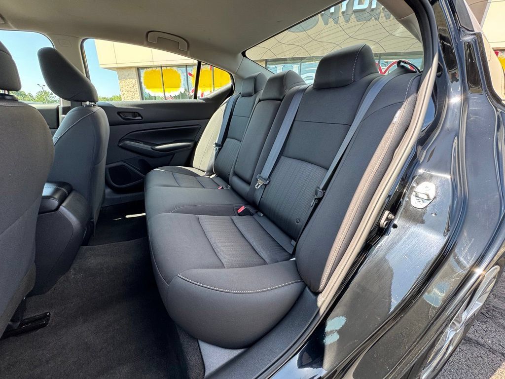 Used 2024 Nissan Altima 2.5 S FWD image 11