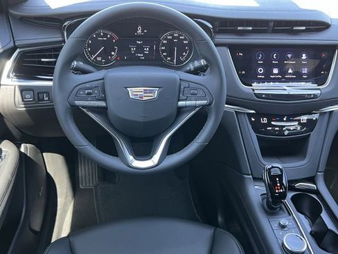 New 2025 Cadillac XT6 Luxury image 10