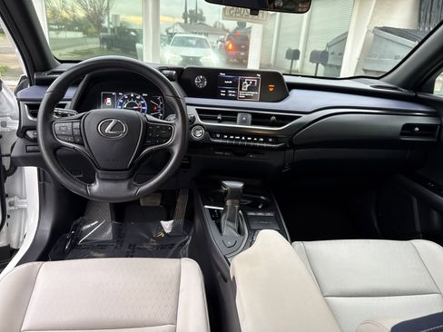 Used 2019 Lexus UX 200 image 12