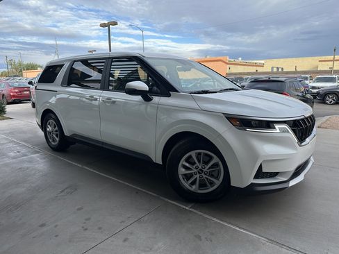 Used 2024 Kia Carnival LX image 5