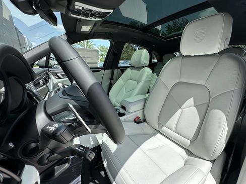 Certified 2025 Porsche Macan Turbo image 5
