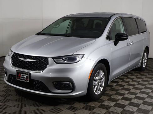 Used 2024 Chrysler Pacifica Touring-L image 8