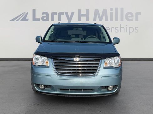 Used 2010 Chrysler Town & Country Touring FWD image 9