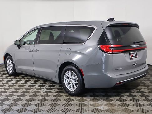 Used 2023 Chrysler Pacifica Touring-L FWD image 10