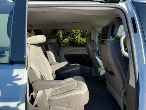 Used 2017 Chrysler Pacifica Touring-L Plus w/ Tire & Wheel Group image 10