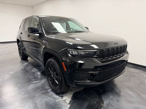 Used 2024 Jeep Grand Cherokee Altitude AWD/4WD image 23