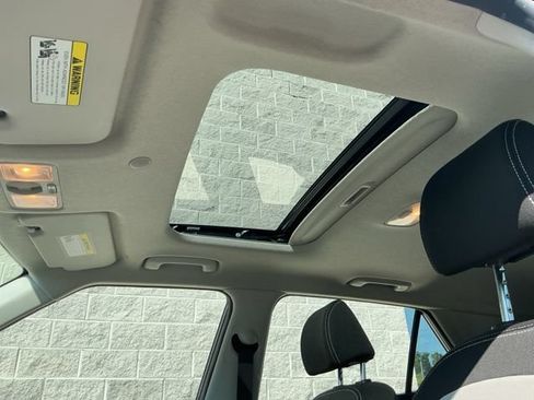 Certified 2024 Hyundai Venue SEL FWD image 4