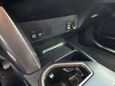Used 2018 Toyota RAV4 LE image 19