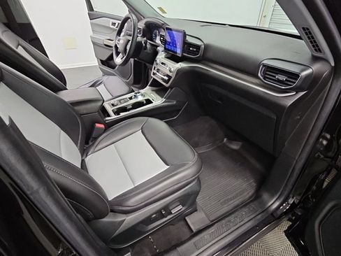 Used 2022 Ford Explorer XLT w/ Equipment Group 202A AWD/4WD image 40