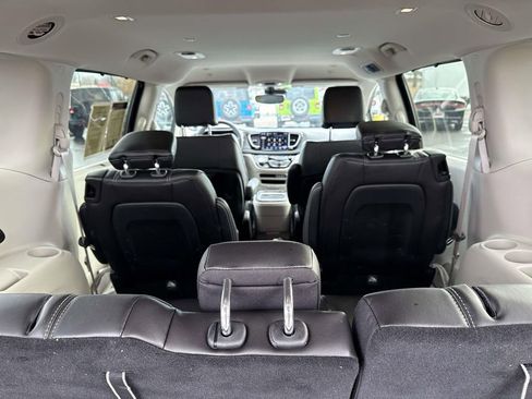 Used 2023 Chrysler Pacifica Touring-L AWD/4WD image 9