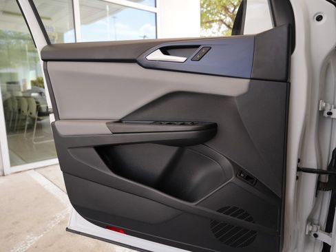 Certified 2023 Volkswagen Taos SE w/ Black Wheel Package FWD image 21