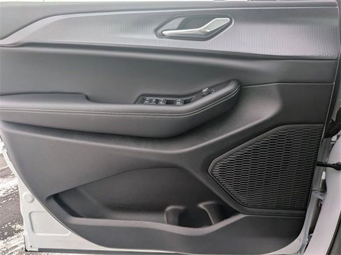 New 2025 Jeep Grand Cherokee Altitude image 15