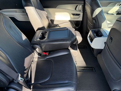 Used 2024 Kia Carnival LX image 17