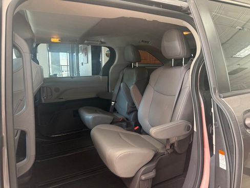 Used 2021 Toyota Sienna XLE image 7