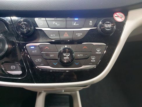 Used 2024 Chrysler Pacifica Touring-L FWD image 20