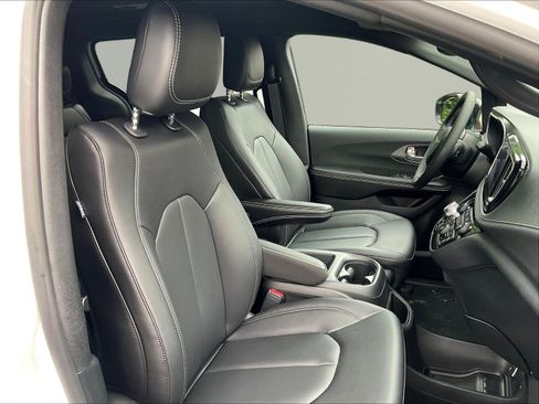 New 2026 Chrysler Pacifica Select FWD image 18