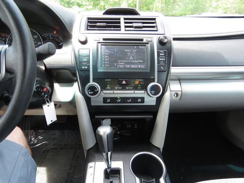 Used 2014 Toyota Camry LE FWD image 25