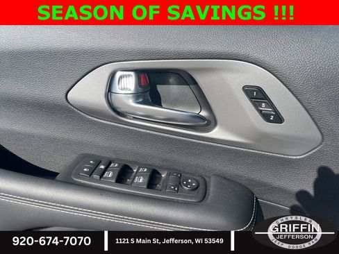 Used 2025 Chrysler Pacifica Select image 12