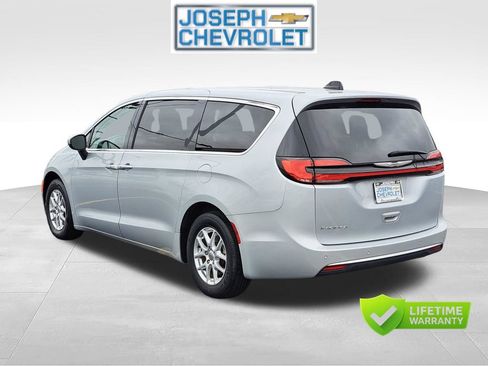 Used 2023 Chrysler Pacifica Touring-L FWD image 3