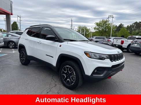 Used 2025 Jeep Compass Trailhawk AWD/4WD image 10