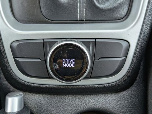 Used 2025 Hyundai Venue SEL image 23