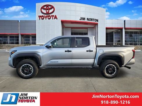 Used 2025 Toyota Tacoma TRD Off-Road image 5