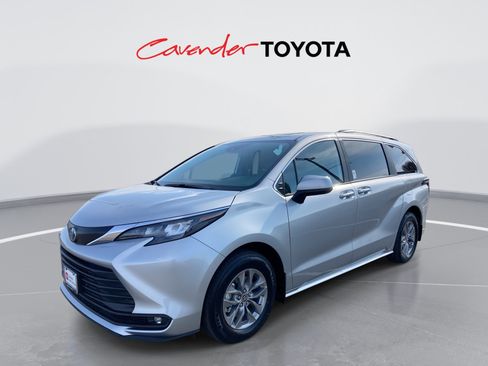 Certified 2025 Toyota Sienna XLE image 1