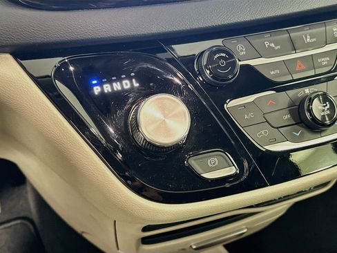 Used 2024 Chrysler Pacifica Touring-L FWD image 24