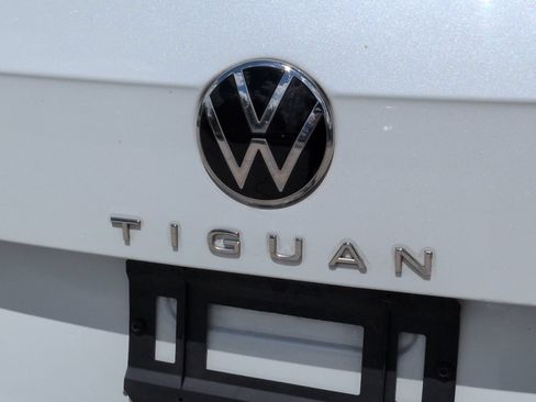Used 2022 Volkswagen Tiguan SE R-Line FWD image 16