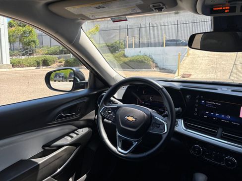 Used 2025 Chevrolet Trax LT w/ LT Convenience Package FWD image 33
