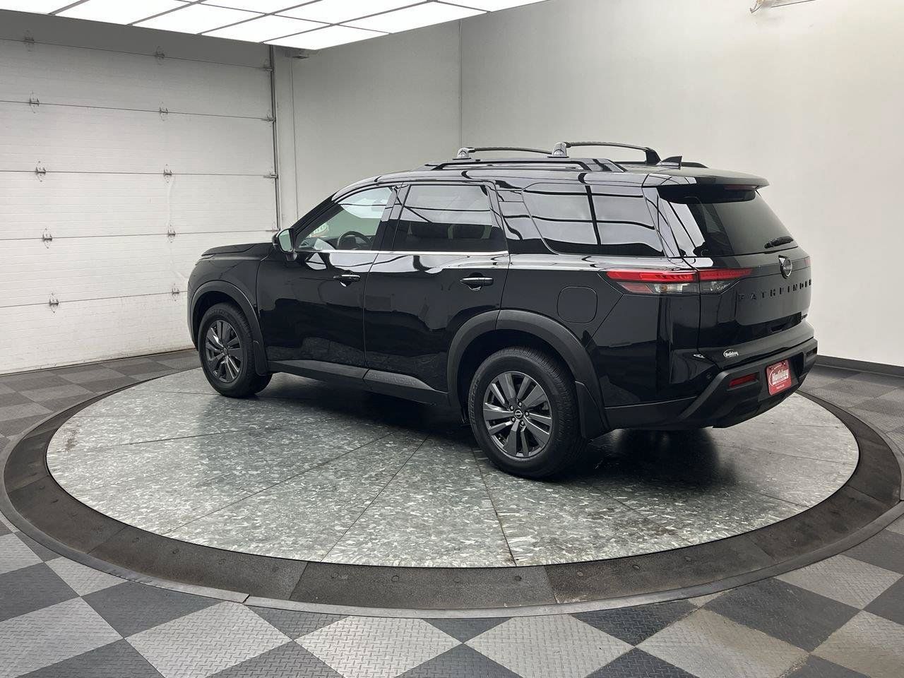 Used 2024 Nissan Pathfinder SV w/ Black Appearance Package AWD/4WD image 2