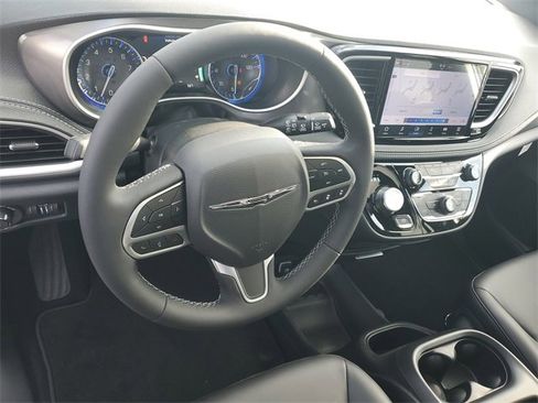 New 2025 Chrysler Pacifica Select image 18
