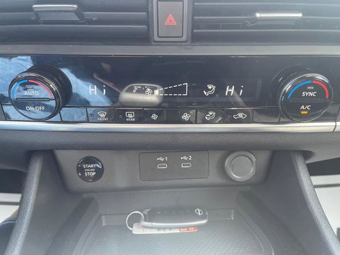 Used 2025 Nissan Rogue SV AWD/4WD image 15