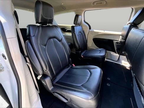 Used 2023 Chrysler Pacifica Touring-L FWD image 19