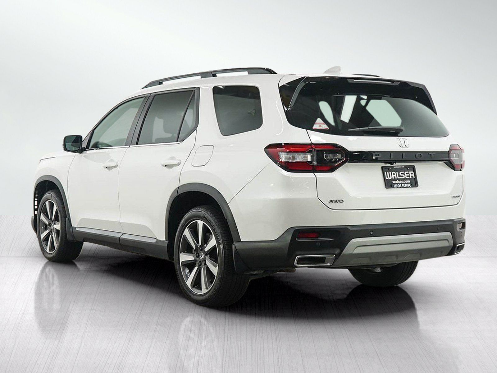 Used 2025 Honda Pilot Touring image 3