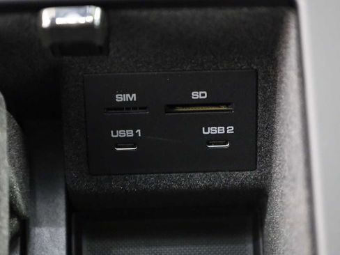 Certified 2025 Porsche Macan image 35