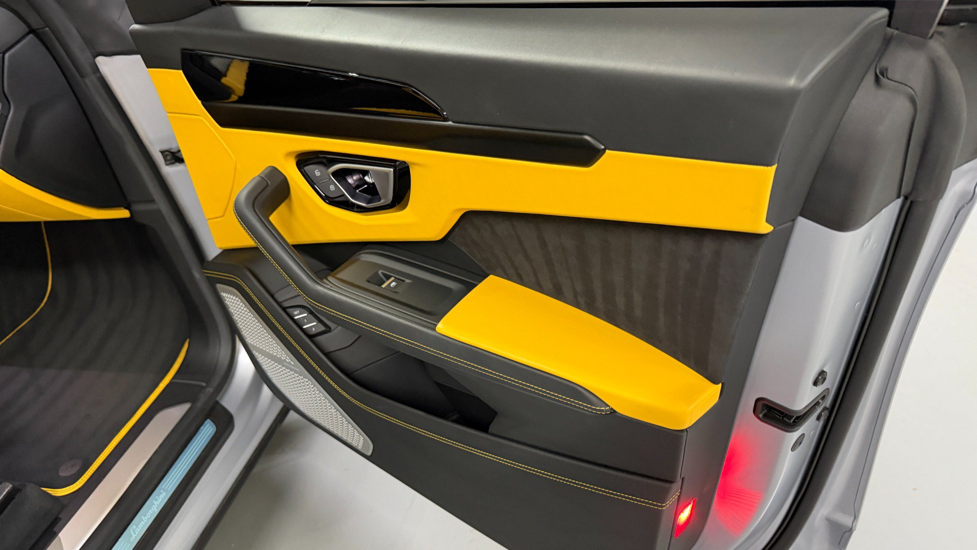 Used 2022 Lamborghini Urus AWD/4WD image 58