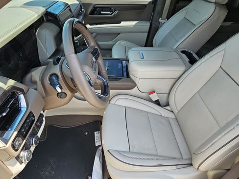 Used 2025 GMC Yukon XL Denali w/ Denali Reserve Package AWD/4WD image 14